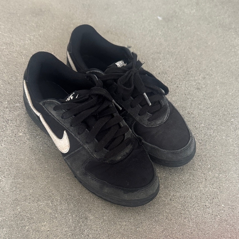 Nike Big Kids 3.5 Y youth Black white Low-Top Sneakers